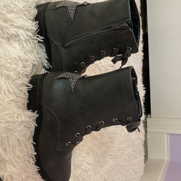 Hello!These are new Steve Madden ankle boots size 4 with no tags, but perfect. - Picture 2 of 5